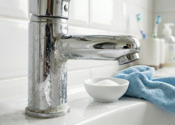 Nem vinagre nem bicarbonato de sódio: a melhor maneira de remover o calcário das torneiras e do vaso sanitário