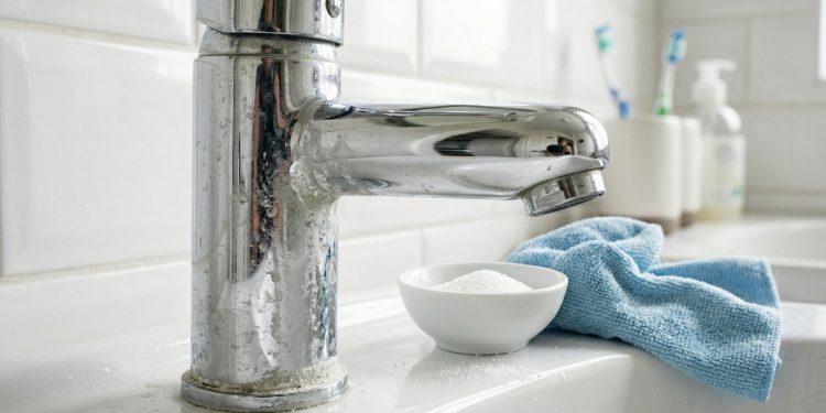 Nem vinagre nem bicarbonato de sódio: a melhor maneira de remover o calcário das torneiras e do vaso sanitário