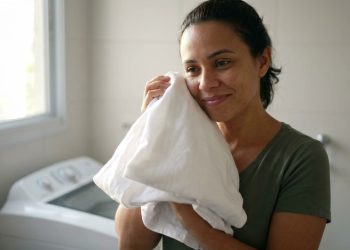 Roupas recém-lavadas cheirando mal: por que isso acontece e como resolver?