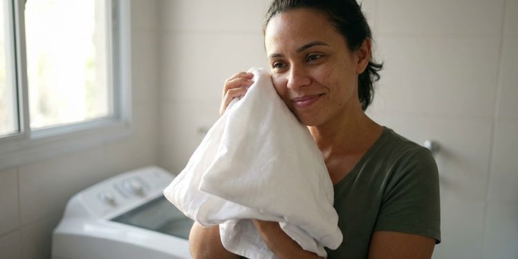 Retirar as roupas recém-lavadas do cesto da máquina e sentir um forte odor azedo é um contratempo doméstico extremamente frustrante