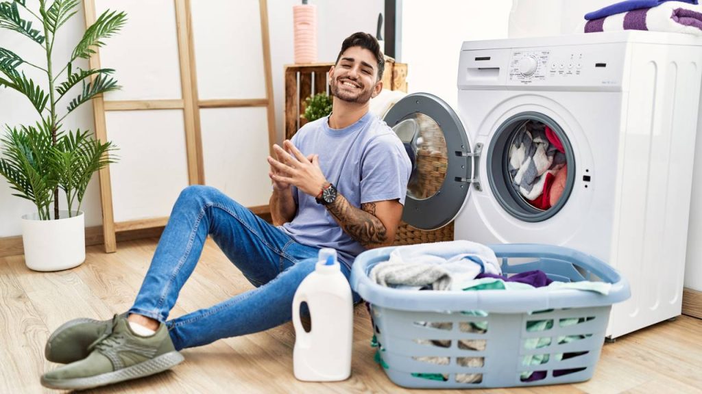 Quanto gasta usar uma máquina de lavar roupa todos os dias ou lavar roupas na mão com a mesma frequência