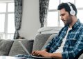 A psicologia mostra que pessoas que preferem ouvir música enquanto trabalham costumam ter maior criatividade