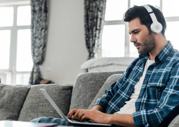 A psicologia mostra que pessoas que preferem ouvir música enquanto trabalham costumam ter maior criatividade