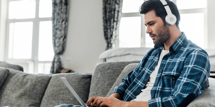 A psicologia mostra que pessoas que preferem ouvir música enquanto trabalham costumam ter maior criatividade