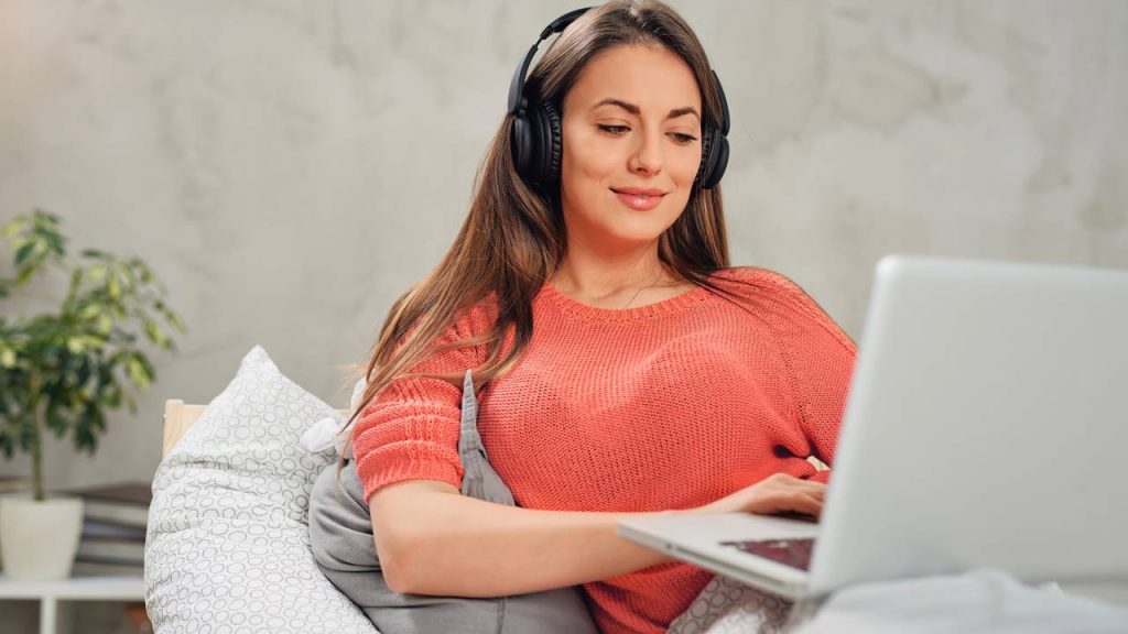 A psicologia mostra que pessoas que preferem ouvir música enquanto trabalham costumam ter maior criatividade