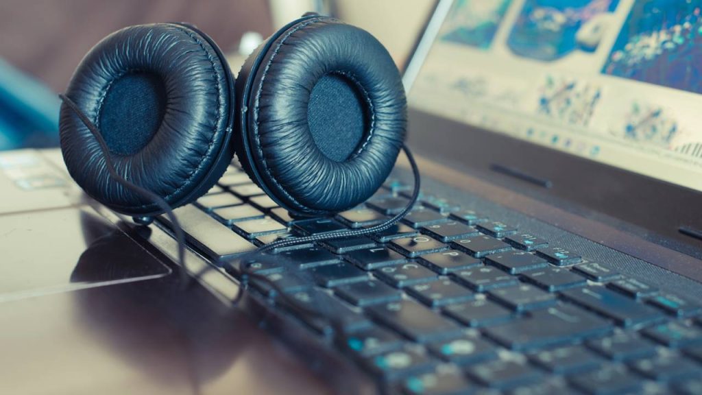 A psicologia mostra que pessoas que preferem ouvir música enquanto trabalham costumam ter maior criatividade
