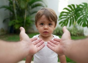 A frase de 4 palavras que acalma o cérebro das crianças durante uma birra, segundo a psicologia