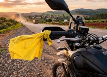 O que significa um pano amarelo pendurado em uma moto parada no acostamento da rodovia?