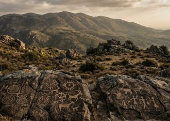 Garimpeiros estão destruindo tela com desenhos milenares em Monte Pangeu a procura de ouro