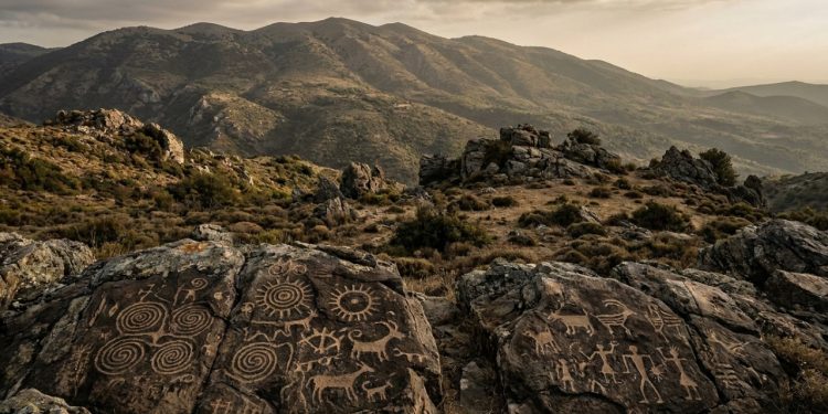 Garimpeiros estão destruindo tela com desenhos milenares em Monte Pangeu a procura de ouro