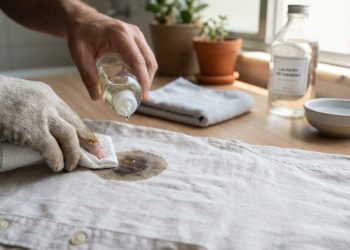 Esse método simples remove manchas de óleo das suas roupas e evita que elas fiquem permanentes