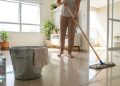 Adiciono 2 gotas à água de lavagem do chão: a casa fica com um cheiro agradável por até três dias e reduz o pó