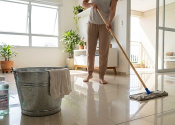 Adiciono 2 gotas à água de lavagem do chão: a casa fica com um cheiro agradável por até três dias e reduz o pó
