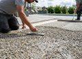 Como criar um piso drenante com pedras naturais e resolver a água parada que vira lama
