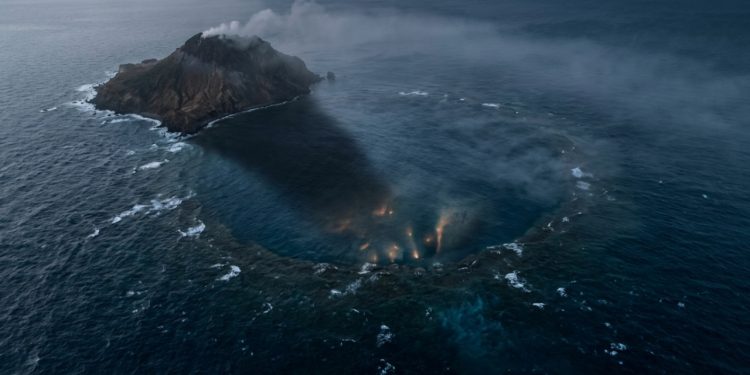 O supervulcão conhecido como Caldeira de Kikai, parcialmente submerso ao sul do Japão, é uma delas: um novo estudo publicado em março de 2026 confirmou que seu reservatório de magma está sendo recarregado com material recém-injetado