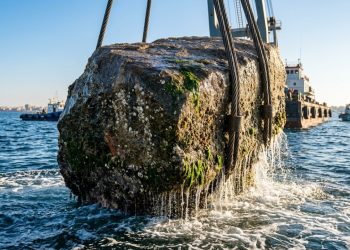 Arqueólogos retiram blocos de 80 toneladas do Farol de Alexandria do fundo do Mediterrâneo após 1.600 anos submersos