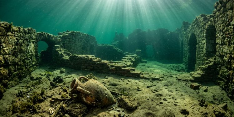 Você já imaginou encontrar uma cidade submersa idêntica à Atlântida no fundo de um lago isolado?