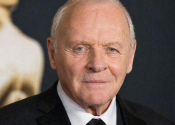 Anthony Hopkins disse: "Minha filosofia é: Não é da minha conta o que as pessoas dizem de mim e pensam de mim. Eu sou..."