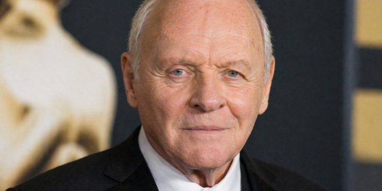 Anthony Hopkins disse: "Minha filosofia é: Não é da minha conta o que as pessoas dizem de mim e pensam de mim. Eu sou..."