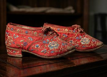 Os sapatos minúsculos para mulheres chinesas que deformavam os pés e são considerados padrão de beleza há 1.000 anos