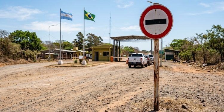 Sinal regulamentar portenho que impõe parada obrigatória em postos de fiscalização e fronteiras