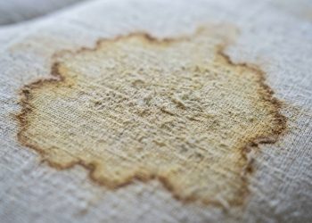 Parece impossível, mas dá para tirar manchas do colchão e deixar com aparência de novo