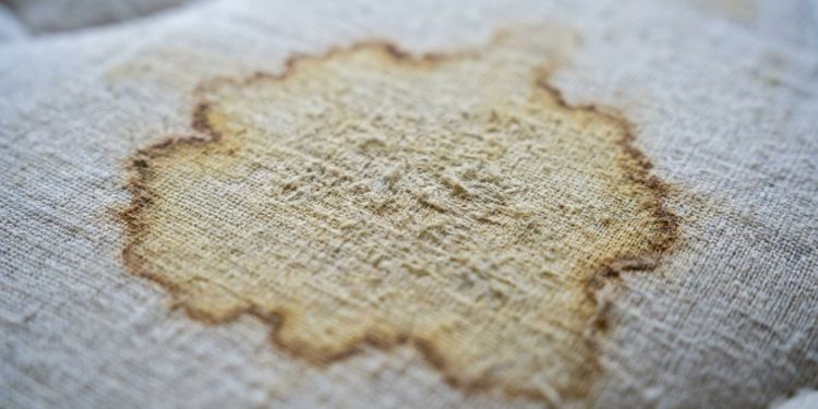 Parece impossível, mas dá para tirar manchas do colchão e deixar com aparência de novo