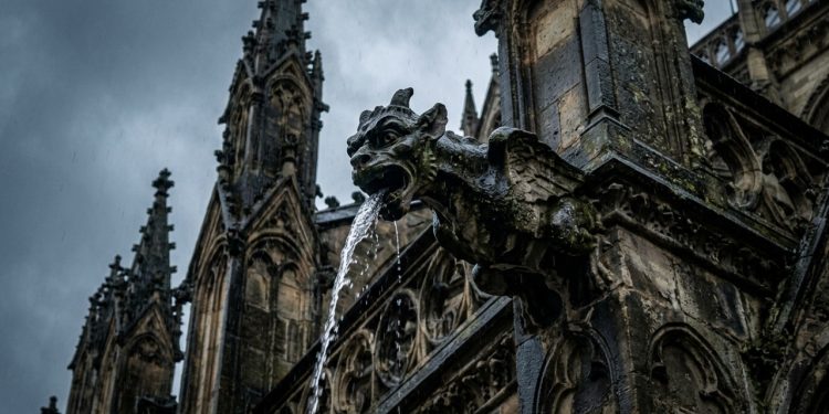 Por que as gárgulas aparecem em tantas construções antigas?