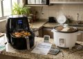 Air fryer ou panela elétrica: qual consome menos ao preparar refeições completas