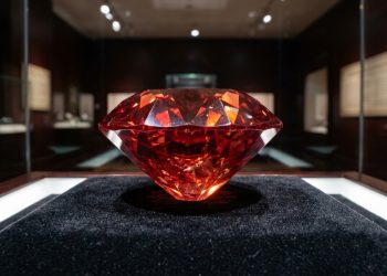 Por que os diamantes vêm em cores diferentes?