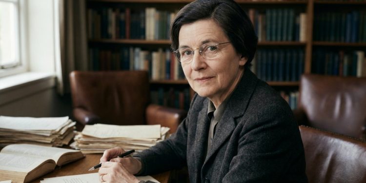 Hannah Arendt, filósofa: "Há uma regra pela qual tenho tentado viver: preparar-me para o pior, esperar o melhor e aceitar o que vier"