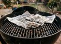Um jornal e um pouco de água: esses dois itens simples vão deixar sua grelha nova depois do churrasco