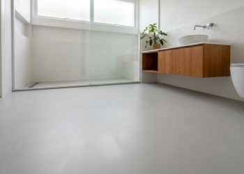 Piso antigo do banheiro fica irreconhecível com essa técnica de porcelanato líquido fácil de fazer