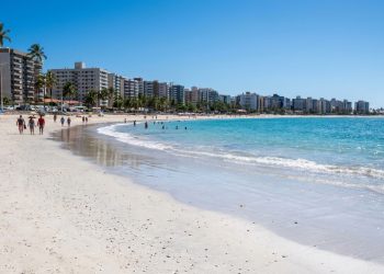 40 km de praias urbanas e eleita Melhor Cidade do Brasil em 2026: a capital alagoana que virou o Caribe Brasileiro