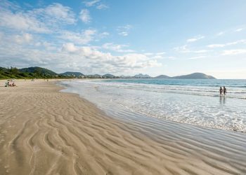 26 km de praias e 494 anos de história: a 2ª cidade mais antiga do Brasil é destino tranquilo para aposentados no litoral sul de SP