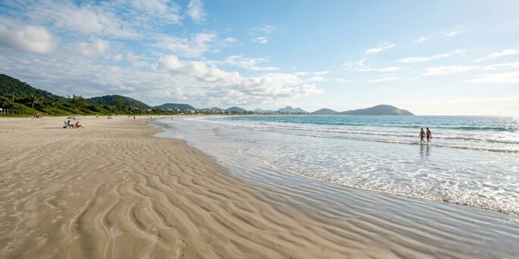 26 km de praias e 494 anos de história: a 2ª cidade mais antiga do Brasil é destino tranquilo para aposentados no litoral sul de SP