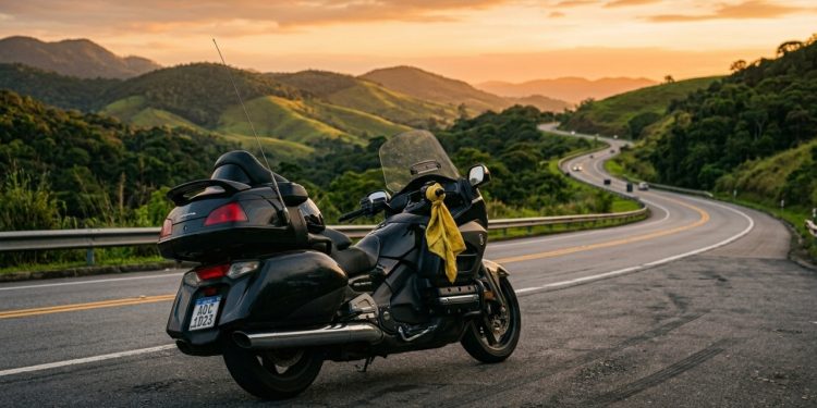 Sinal cultural silencioso utilizado por motociclistas para indicar pane ou necessidade de socorro