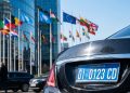 O que significa a placa azul nos carros e por que nem todo mundo pode usá-la?