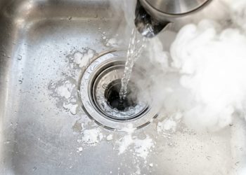 Donas de casa usam essa mistura todos os dias para cozinhas sem mau cheiro e pias que nunca acumulam odor