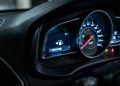 Para que serve a seta que fica do lado do símbolo de combustível no painel do carro?