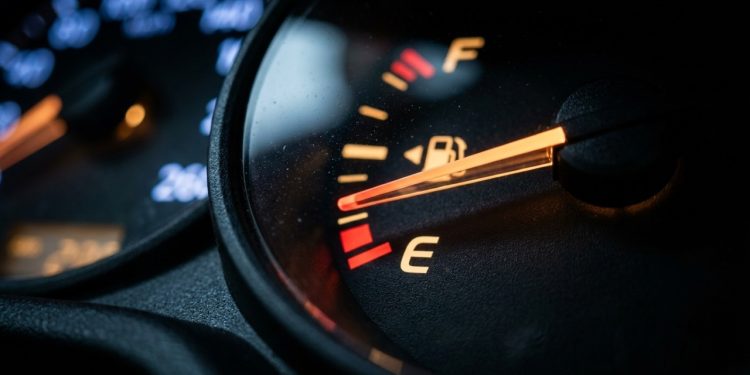 Quando o ponteiro do combustível chega à letra “E”, a reação da maioria dos motoristas é de pânico