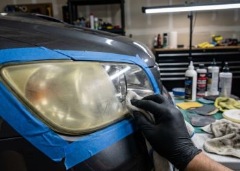Faça isso para deixar o farol do carro transparente de novo e melhorar a visibilidade à noite