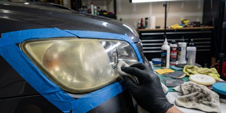Faça isso para deixar o farol do carro transparente de novo e melhorar a visibilidade à noite