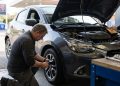 Esse erro comum que quase todo mundo comete faz o carro consumir mais combustível no dia a dia