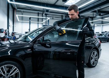 Quais os valores para instalar película no vidro do carro com profissional ou aplicar em casa sem bolhas