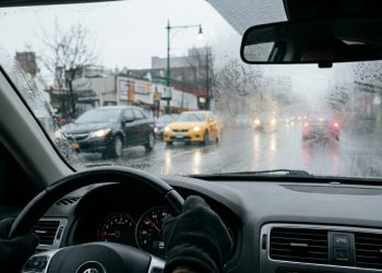 Receita caseira de antiembaçante perfeita para o para-brisa do carro