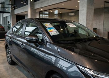 O que cada etiqueta e adesivo nos vidros do carro zero-quilômetro realmente significa?