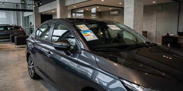 Você chegou à concessionária, olhou para o carro zero-quilômetro e se deparou com uma série de etiquetas coladas no para-brisa e nos vidros