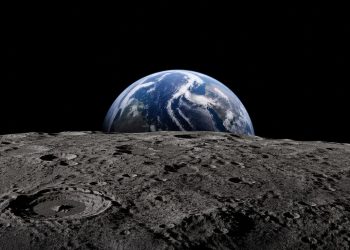 Terra azul se pondo atrás do horizonte lunar craterado no espaço profundo.