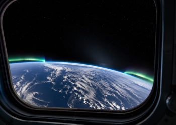 Terra vista da cápsula espacial com auroras e luz zodiacal no mesmo quadro.